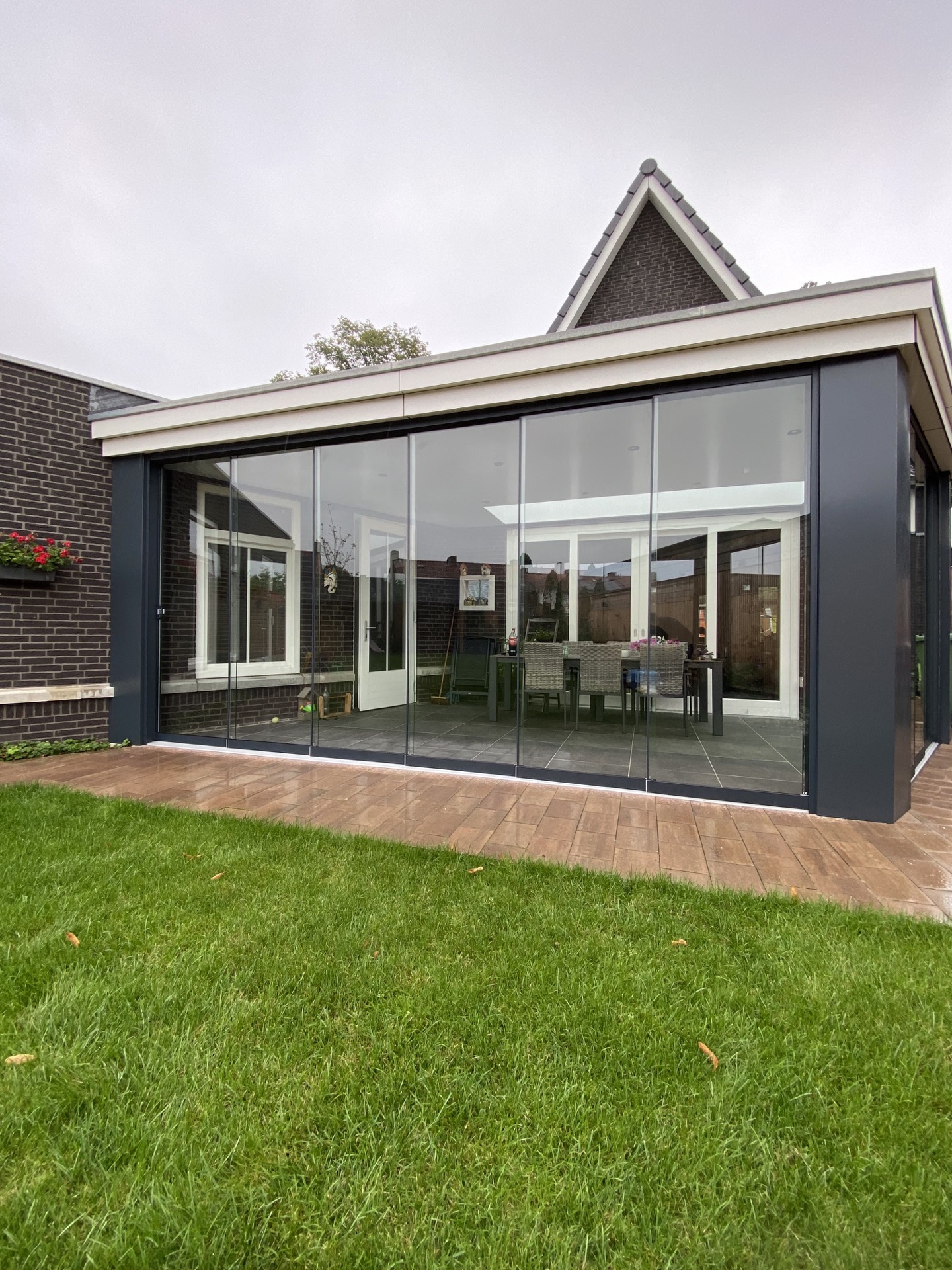 Veraluw tuinkamer met glazen wanden
